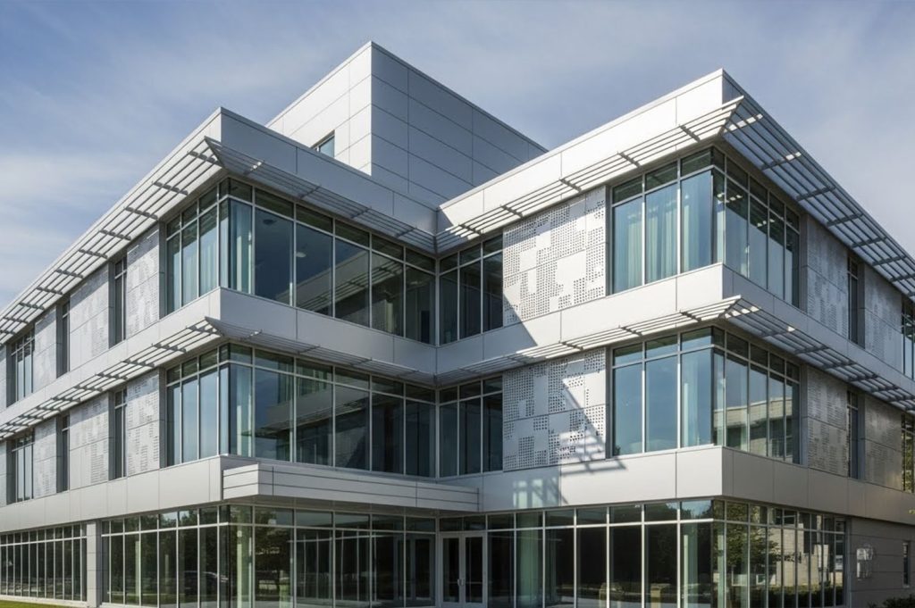 alumínio na construção civil, obras modernas, esquadrias de alumínio, fachadas em alumínio, arquitetura contemporânea, material reciclável, durabilidade do alumínio, baixa manutenção, soluções em alumínio, construção sustentável